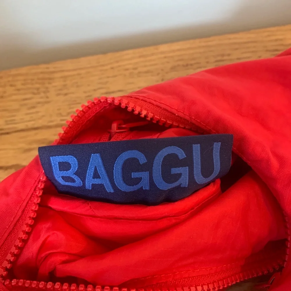 Baggu Mini Nylon Shoulder Bag Candy Apple Red Slouchy Hobo Travel Buckle - Picture 12 of 16